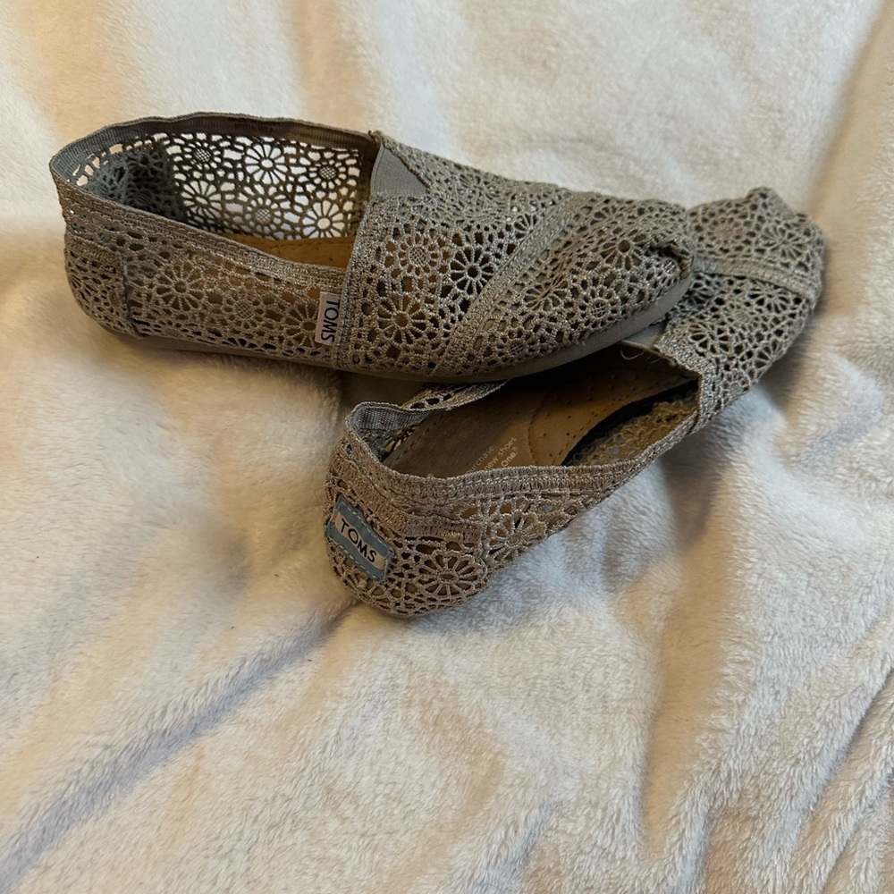 TOMS Women's Gray Crochet Flats